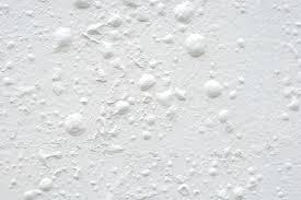 ¿Cómo reparar problemas de humedad en el baño?