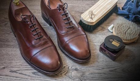 Limpiando zapatos con Saphir. // Cleaning shoes with Saphir.