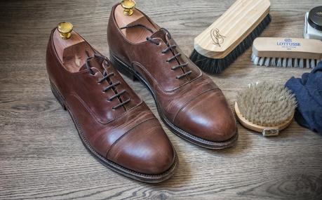 Limpiando zapatos con Saphir. // Cleaning shoes with Saphir.