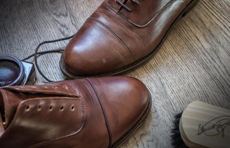 Limpiando zapatos con Saphir. // Cleaning shoes with Saphir.