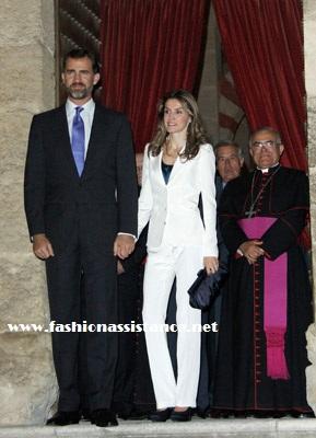 Los Príncipes de Asturias visitan Córdoba. El look de Dña. Letizia