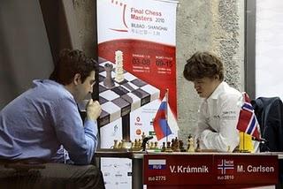 Kramnik derrota a Carlsen y tablas de Shirov con Anand Bilbao 2010 R1