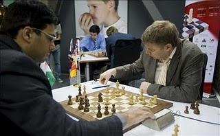 Kramnik derrota a Carlsen y tablas de Shirov con Anand Bilbao 2010 R1