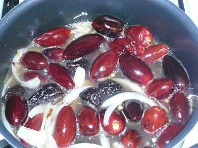 Salsa de chile catarino, ciruela pasa y vino blanco