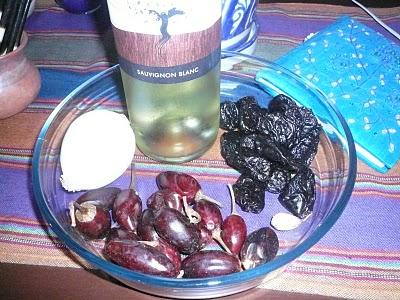 Salsa de chile catarino, ciruela pasa y vino blanco