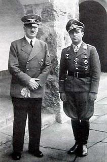 El Führer condecora a Helmuth Wick - 12/10/1940. El Führer condecora a Helmuth Wick - 12/10/1940.