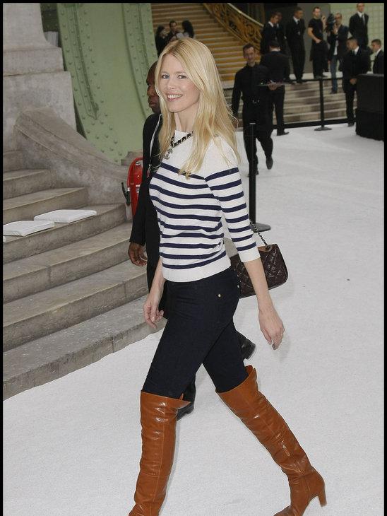 5. Claudia Schiffer sticks to the classics and makes it work! The striped top, the matching Chanel necklace and the stylish brown boots are a winning go-to combination!