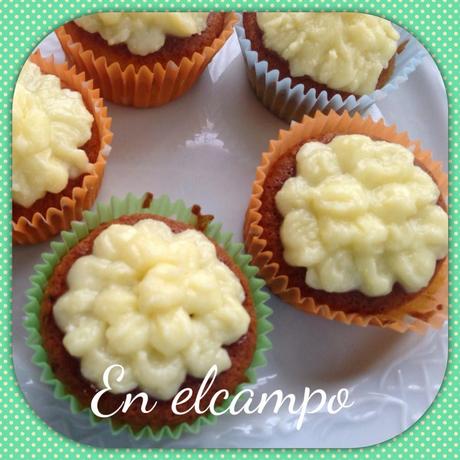 Cupcakes de vainilla con frosting de mascarpone y chocolate blanco