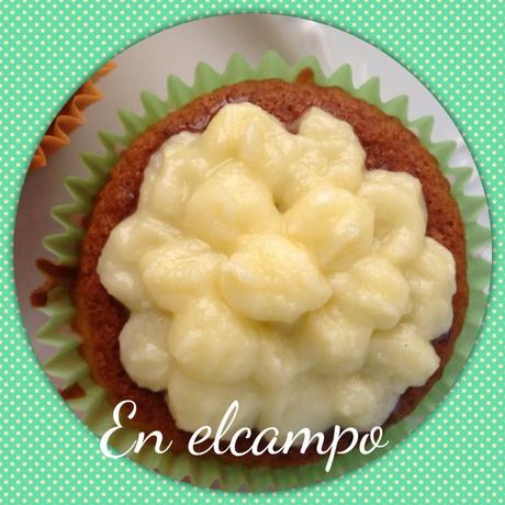 Cupcakes de vainilla con frosting de mascarpone y chocolate blanco