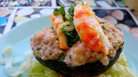 Aguacates rellenos de quinoa, garbanzos y gambas veganas Vegesan con salsa rosa vegana