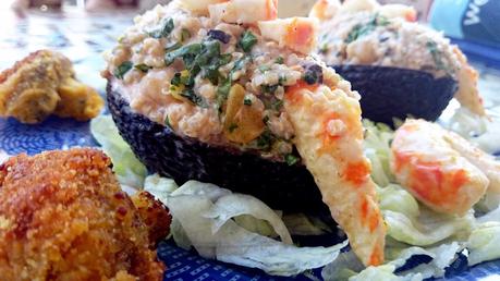 Aguacates rellenos de quinoa, garbanzos y gambas veganas Vegesan con salsa rosa vegana