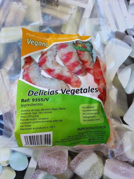 Aguacates rellenos de quinoa, garbanzos y gambas veganas Vegesan con salsa rosa vegana