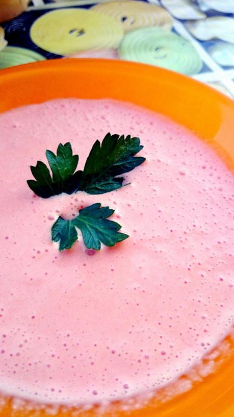 Aguacates rellenos de quinoa, garbanzos y gambas veganas Vegesan con salsa rosa vegana