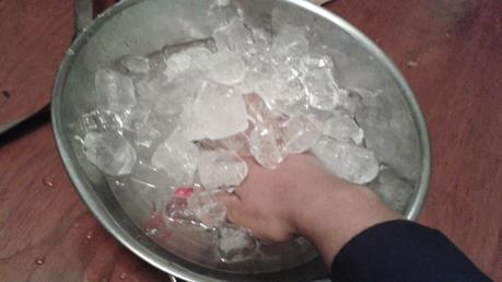 dedo inflado en hielo / inflamed finger put on ice