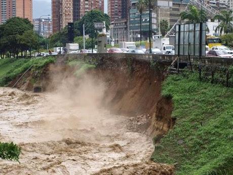 Derrumbada e infernal vialidad agrícola del Municipio Andrés Mata, Estado Sucre, Venezuela