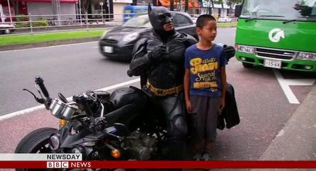 Chibatman, el batman japonés que regala sonrisas.