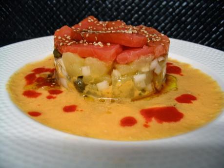 TIMBAL DE SALMÓN, CON PATATAS AL VAPOR, CEBOLLETA Y ALCAPARRAS