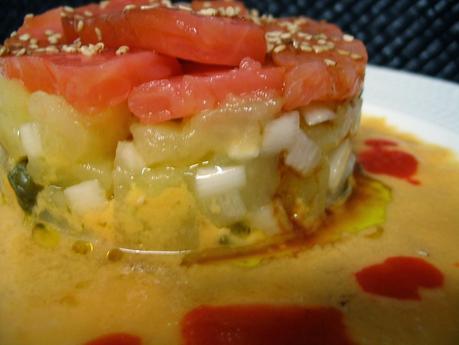 TIMBAL DE SALMÓN, CON PATATAS AL VAPOR, CEBOLLETA Y ALCAPARRAS