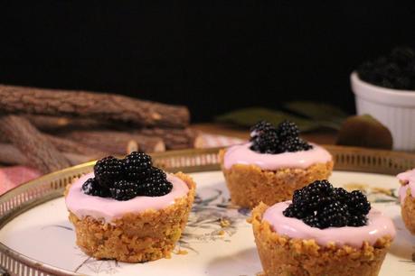 Mini vasitos de galleta y pistacho rellenos de cheesecake de moras silvestres
