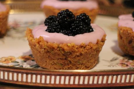 Mini vasitos de galleta y pistacho rellenos de cheesecake de moras silvestres