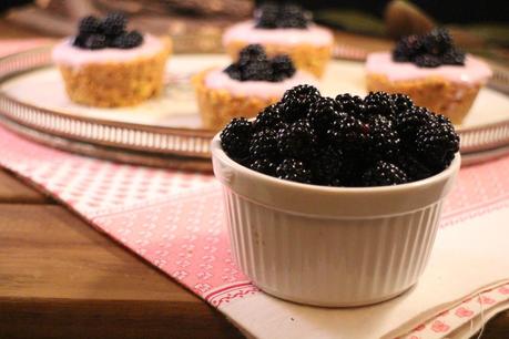 Mini vasitos de galleta y pistacho rellenos de cheesecake de moras silvestres