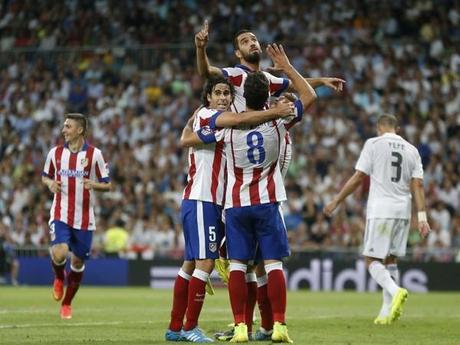 Los compañeros alzan a Arda Turan tras marcar al Real Madrid Atlético de Madrid El dentista del madridista libero pe