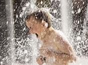 niños lanzan cubos hielo