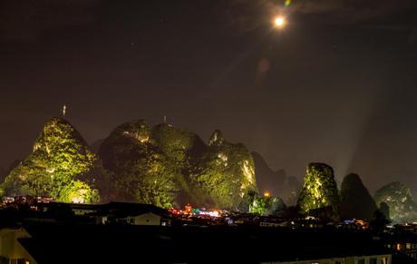 Yangshuo, la noche y la luna Yangshuo, la noche y la luna