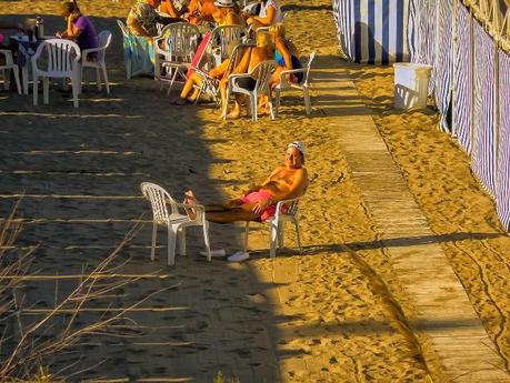 Persona tomando sol en el balneario Mar del Plata