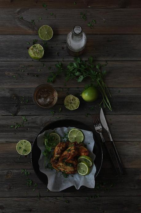 Alitas de pollo adobadas con curry y lima