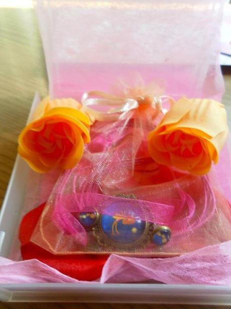 caprichitos, cumpleaños, birthday, regalos, colgante, regalo personalizado, artesania, ilustración, cuento, pendientes, conjunto bisuteria artesanal, envolver regalo,