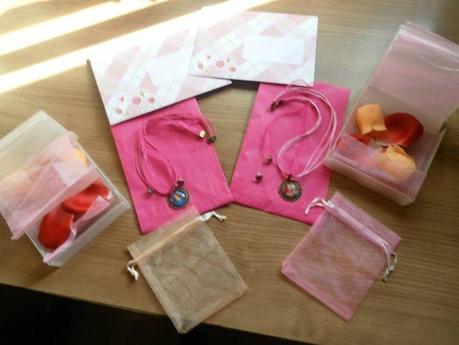 caprichitos, cumpleaños, birthday, regalos, colgante, regalo personalizado, artesania, ilustración, cuento, pendientes, conjunto bisuteria artesanal, envolver regalo,