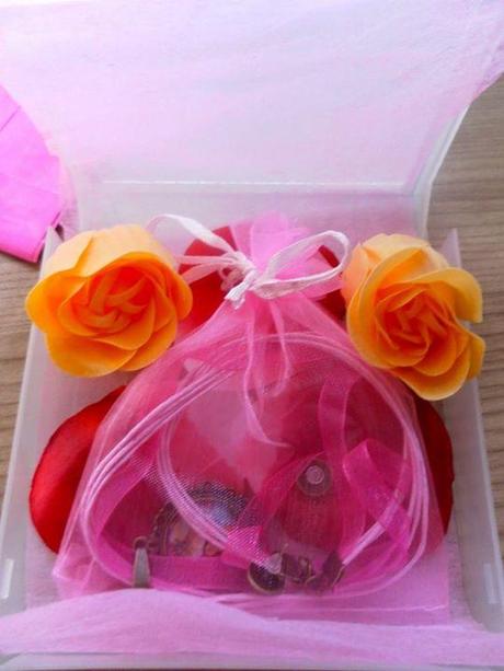 caprichitos, cumpleaños, birthday, regalos, colgante, regalo personalizado, artesania, ilustración, cuento, pendientes, conjunto bisuteria artesanal, envolver regalo,