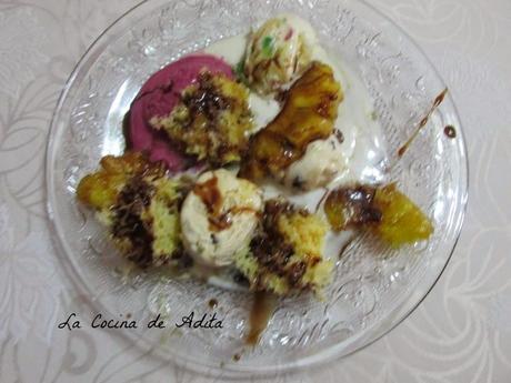 SURTIDO DE HELADOS, CON PIÑA CARAMELIZADA Y BIZCOCHO ESPONJA