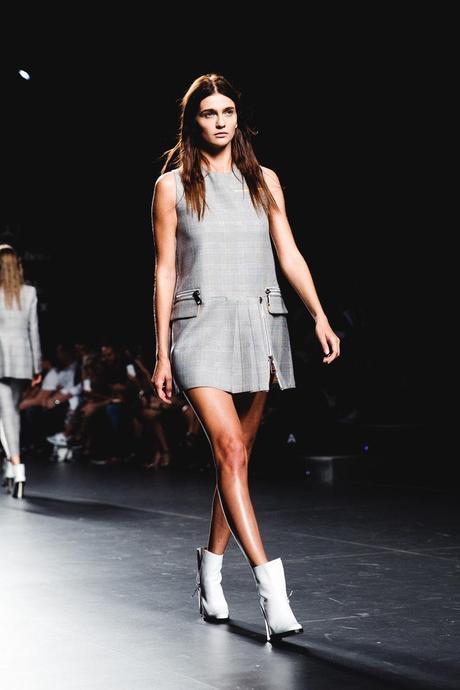 BACKLESS Madrid_Fashion-Week-Juan_Vidal-Priceless-Backless_Top-White_Skirt-Lace_Up_Sandals-Outfit-Street_Style-21