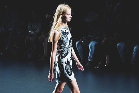 BACKLESS Madrid_Fashion-Week-Juan_Vidal-Priceless-Backless_Top-White_Skirt-Lace_Up_Sandals-Outfit-Street_Style-55