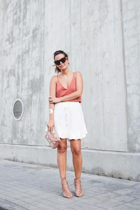 BACKLESS Madrid_Fashion-Week-Juan_Vidal-Priceless-Backless_Top-White_Skirt-Lace_Up_Sandals-Outfit-Street_Style-5
