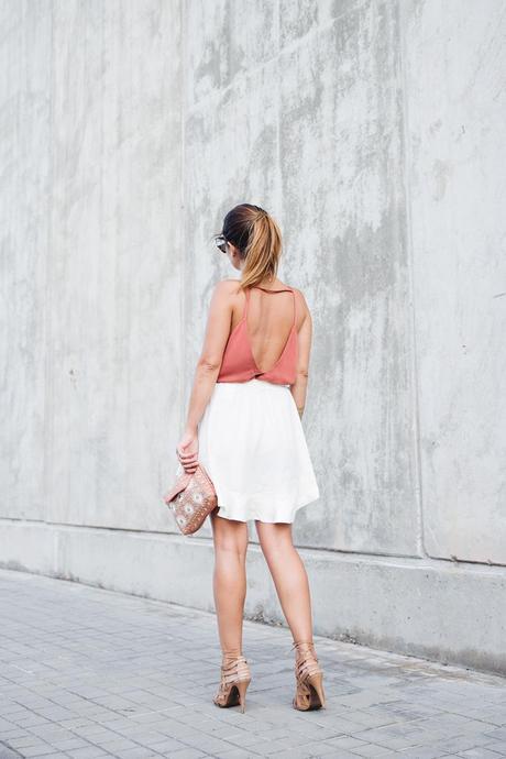 BACKLESS Madrid_Fashion-Week-Juan_Vidal-Priceless-Backless_Top-White_Skirt-Lace_Up_Sandals-Outfit-Street_Style-14