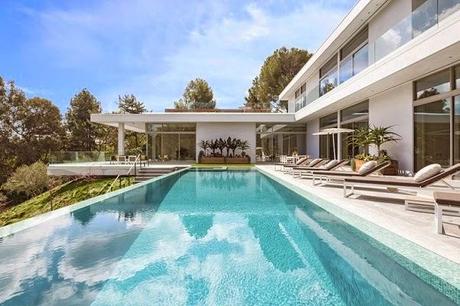 fachada-minimalista-casa-piscina-borde-infinito