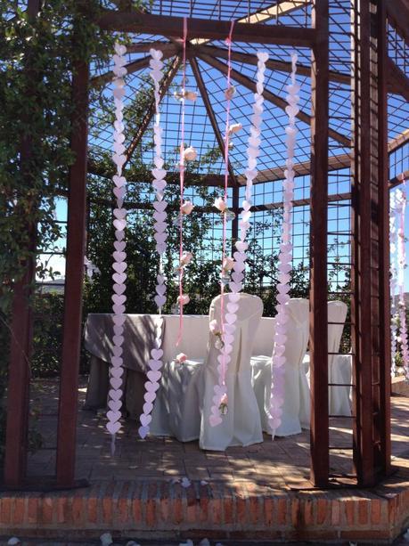 Ideas para añadir toques de color al día de tu boda cadenetas-corazones-botellas