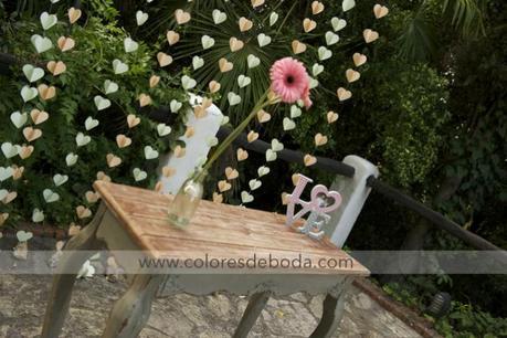 Ideas para añadir toques de color al día de tu boda colores-de-boda-ceremonia-cadenetas-corazon