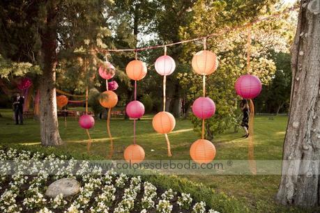 Ideas para añadir toques de color al día de tu boda cortina-farolillos-coloresdeboda