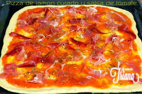 Pizza integral de jamon curado y salsa de tomate