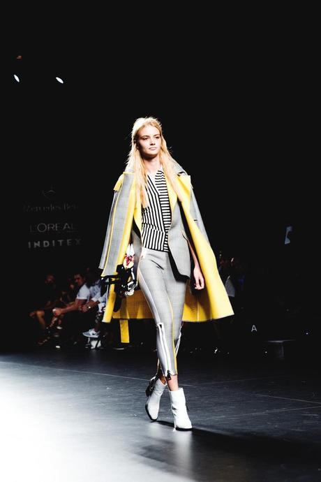 BACKLESS AND PRICELESS MADRID Madrid_Fashion-Week-Juan_Vidal-Priceless-Backless_Top-White_Skirt-Lace_Up_Sandals-Outfit-Street_Style-24