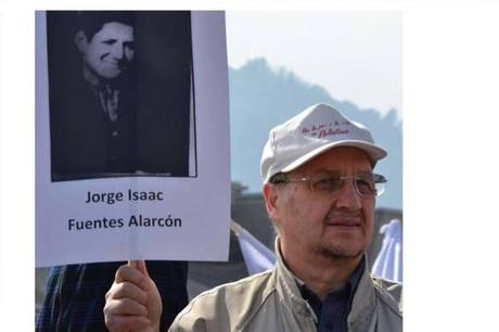 pato-bustos-con-pancarta-trosko-fuentes