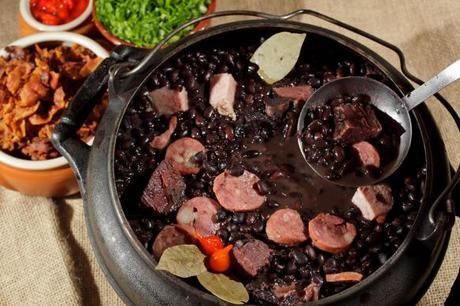 Feijoada (Cortesía: lugarzinho.com)