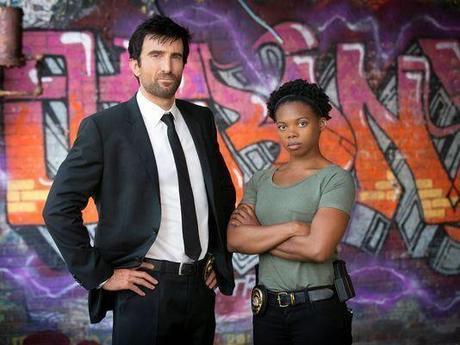 Primera Imagen De Sharlto Copley Y Susan Heyward Para La Serie Powers