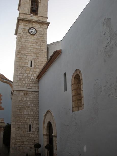 Iglesia de Santa María, posee un alto torreón con un reloj,