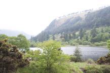El valle de la Edad Media Glendalough, el valle de los dos lagos