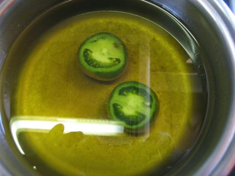 POLLO CON CEBOLLA CARAMELIZADA Y TOMATES VERDES FRITOS